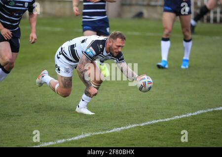 Featherstone, Regno Unito. 10 Apr 2021. Josh Griffin (4) di Hull FC va oltre per una prova a Featherstone, Regno Unito il 4/10/2021. (Foto di Mark Cosgrove/News Images/Sipa USA) Credit: Sipa USA/Alamy Live News Foto Stock