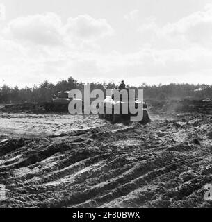 Due carri armati di medio peso tipo RAM II durante un esercizio. Foto Stock