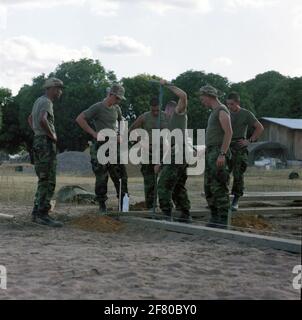 Soldati del corpo dei Marines durante i lavori di costruzione durante l'impegno nell'ambito della missione UNTAC. La Missione avanzata delle Nazioni Unite in Cambogia (Unamic), l'autorità transitoria delle Nazioni Unite in Cambogia (Untac) e il Centro d'azione per le mine cambogiane (CMAC) sono tre missioni sovrapposte per monitorare la pace dopo la guerra civile. Foto Stock