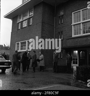 Il Centro Meteorologico dell'Aeronautica militare (Lumetc). La ristrutturazione della parte del Rossinibunker designata per il Lumetc. L'ala orientale di Hilversum era pronta il 15 marzo 1965 e fu immediatamente coinvolta. Il 25 novembre dello stesso anno, l'apertura ufficiale del bunker ristrutturato ha avuto luogo dal Segretario di Stato per la Difesa / KLU J.J.F. Borghouts.in presenza di O.A. Il tenente generale della BDL Wolff, tenente generale B.D. C. GIEBEL, prof.dr.W. Bleeker, HFD.dir KNMI ha messo in funzione tre reti telex e un facsimilet. Foto Stock