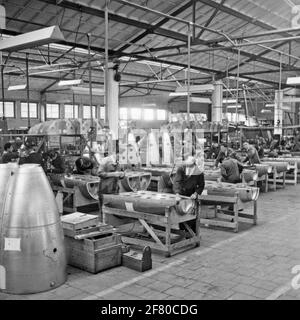 Sala di assemblaggio e produzione di aeromobili e parti di aeromobili nello stabilimento di Aviolaland Airplane a Papendrecht intorno al 1950. Diversi aeromobili per il servizio di trasporto aereo marino (MLD) e la Royal Netherlands Air Force (KUU) (co-parte) sono stati costruiti e mantenuti da Aviolaland. Foto Stock