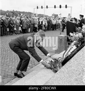 Memoria morte e corone su Havenplein a Den Helder nel maggio 1990. Foto Stock