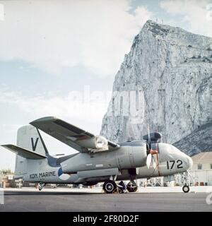 L'aereo di stivaggio sottomarino Grumman S2F-1 (S-2A) Tracker 172 (1962-1971) con cabina coperta su un aeroporto straniero. Foto Stock