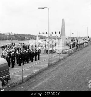 Memoria morte e corone su Havenplein a Den Helder nel maggio 1990. Foto Stock