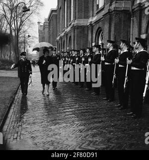 La principessa Beatrix porta una visita introduttiva a varie parti della Marina reale. Dopo essere stato ricevuto al Royal Institute for the Marine (KIM), segue un'ispezione della guardia onoraria. Foto Stock