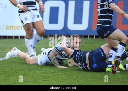 Featherstone, Regno Unito. 10 Apr 2021. Josh Griffin (4) di Hull FC va oltre per una prova a Featherstone, Regno Unito il 4/10/2021. (Foto di Mark Cosgrove/News Images/Sipa USA) Credit: Sipa USA/Alamy Live News Foto Stock