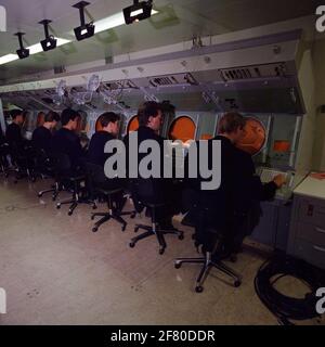 Gli studenti che si trovano dietro l'istruttore zingaro (sistema di elaborazione automatizzata delle informazioni per i sottomarini della classe Walrus) presso la scuola operativa (OPS) di Den Helder nel maggio 1989. Foto Stock