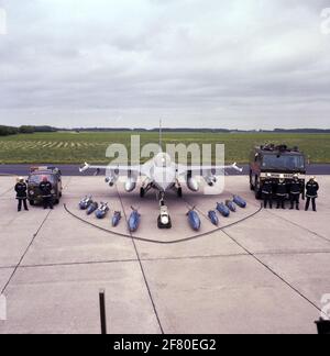 Sulla piattaforma della base aerea di Soesterberg sono: Un Falcone F-16A dinamico Generale combattente della Royal Air Force con una presentazione del suo armamento. A sinistra un trasportatore Volkswagen della brigata antincendio di base e a destra un Mac-6 crash brender della brigata antincendio di base. Foto Stock