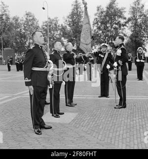 Sull'area di esercizio di ​​the Van Ghentkazerne (VGKAZ) all'Approxis di Rotterdam, un giuramento di tre ufficiali dal corpo dei Mariniers dal comandante del VGHAZ. Un funzionario dei servizi commerciali è un sottoufficiale aggiudicatario (AOO) nominato come ufficiale: In questo caso al primo-tenente dei Mariniers (Eltmarns). Foto Stock