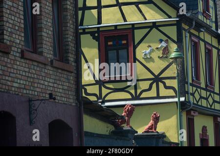 Le case a graticcio nel centro storico sul Reno. La città è una popolare destinazione turistica grazie alle sue colorate case a graticcio. Foto Stock