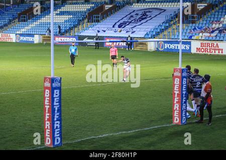 Featherstone, Regno Unito. 10 Apr 2021. Jake Connor (1) di Hull FC si converte per un gol a Featherstone, UK il 10/2021. (Foto di Mark Cosgrove/News Images/Sipa USA) Credit: Sipa USA/Alamy Live News Foto Stock