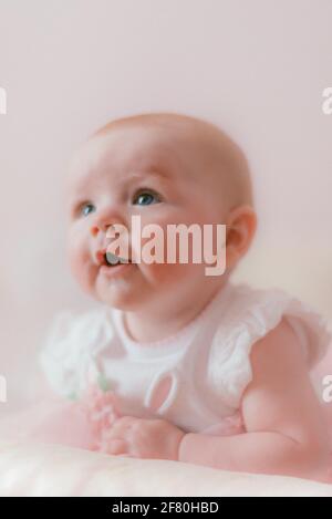 Ragazza di quattro mesi con occhi blu Foto Stock