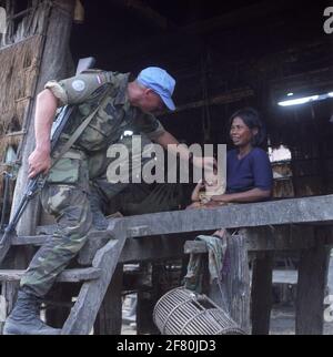 I soldati hanno contatti con la popolazione locale durante una pattuglia durante la missione UNTAC in Cambogia. La Missione avanzata delle Nazioni Unite in Cambogia (Unamic), l'autorità transitoria delle Nazioni Unite in Cambogia (Untac) e il Centro d'azione per le mine cambogiane (CMAC) sono tre missioni sovrapposte per monitorare la pace dopo la guerra civile. Foto Stock