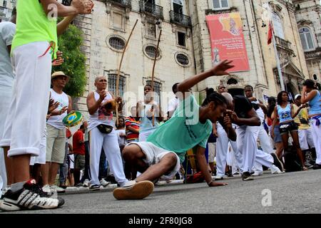 salvador, bahia / barasil - 8 dicembre 2013: I Caposiristi sono avvistati durante lo spettacolo vicino alla Chiesa Conceicao da Praia nel quartiere del Commercio Foto Stock