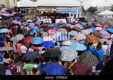 salvador, bahia / brasile - 8 dicembre 2013: I devoti indossano un ombrello durante la Messa di fronte alla Basilica di nostra Signora di Praia nel quartiere del Commercio Foto Stock