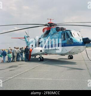 National Fleet Days and Celebration 200 anni a Port City. Un Sikorsky S-61N MKII da elicotteri KLM prende i passeggeri a bordo per un volo durante i giorni della flotta nazionale. L'elicottero si trova in un parcheggio sul nuovo porto navale. Foto Stock