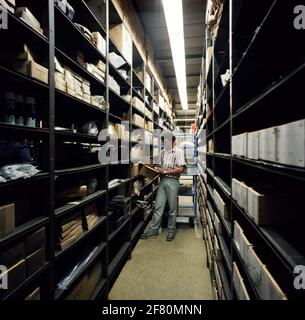 Meob Den Helder. René Knuppe lavora nel magazzino per l'elettronica e gli accessori navali (Acclaim) della società elettronica e ottica marina (MeOB). Foto Stock