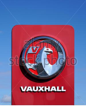 Vauxhall automobili segno presso la concessionaria Foto Stock