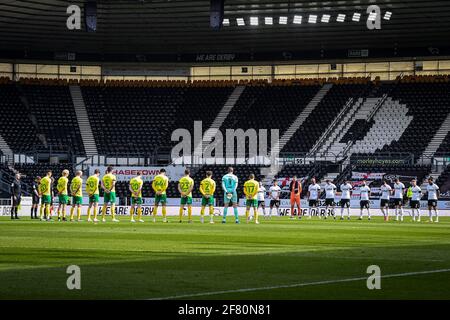 DERBY, INGHILTERRA. 10 APRILE: I giocatori e i funzionari delle partite osservano un silenzio di due minuti in memoria di HRH Prince Phillip, il duca di Edimburgo che è passato recentemente in vista della partita del campionato Sky Bet tra Derby County e Norwich City al Pride Park, Derby sabato 10 aprile 2021. (Credit: Jon Hobley | MI News) Credit: MI News & Sport /Alamy Live News Foto Stock