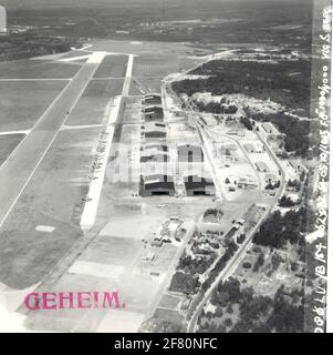 Vista aerea della base aerea di Soesterberg con diverse staffe e sulla piattaforma. Un certo numero di meteore Gloster. Foto Stock