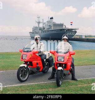 National Fleet Days and Celebration 200 anni a Port City. Due motociclisti del corpo nazionale di polizia sul nuovo porto. Oltre a HR.MS Zuiderkruis (1975-2012) sono canoisti che fanno un viaggio attraverso il nuovo porto navale. Foto Stock