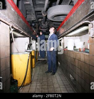 Il CWT (Central Workplace Transport Equipment). I meccanici ispezionano la parte inferiore di un carrello. Foto Stock