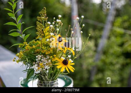 vista ravvicinata di un mazzo di fiori selvatici una pentola in estate Foto Stock