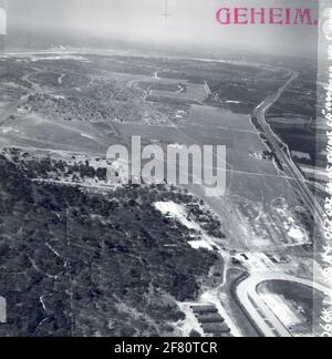 Foto aerea con il Luchtbase Soesterberg, in alto a destra, in alto a destra della Bernhardkazerne Amersfoort e in mezzo i terreni di pratica militare de Vlasakkers. Foto Stock