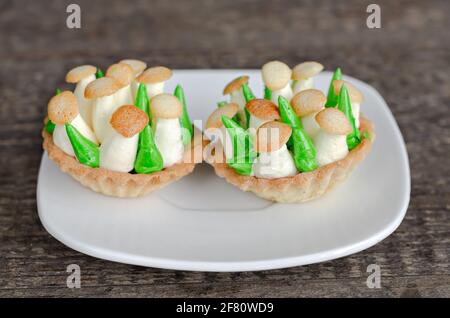 Torta sotto forma di un cestino di torta di shortbread con funghi. Profondità di campo poco profonda, messa a fuoco selettiva Foto Stock