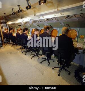 Gli studenti che si trovano dietro l'istruttore zingaro (sistema di elaborazione automatizzata delle informazioni per i sottomarini della classe Walrus) presso la scuola operativa (OPS) di Den Helder nel maggio 1989. Foto Stock