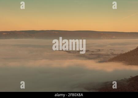 Nebbia nella valle di Megalong nelle Blue Mountains in Nuovo Galles del Sud in Australia Foto Stock