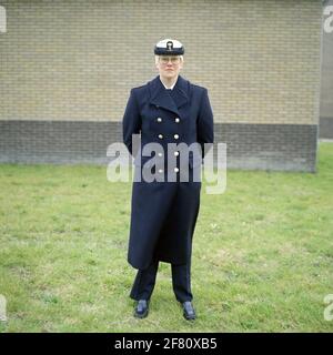 Marinaio femminile della prima classe (senior) della marina reale (km) con pantaloni neri e cappotto invernale (da portarsi tra circa 1kt - 1Mrt). Foto Stock