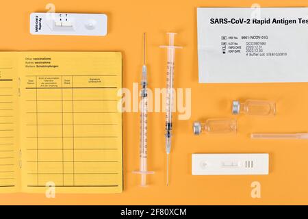 Concetto di ritiro delle restrizioni per le persone vaccinate con virus corona o test negativo con certificato di vaccinazione, passaporto di viaggio, siringa, Foto Stock