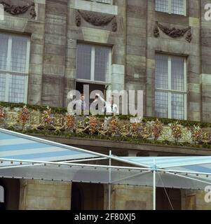 H.M. Regina Beatrice, S.K.H. Principessa Juliana e Z.K.H. Il Principe Bernhard in occasione dell'inaugurazione sul balcone del Palazzo in Piazza Dam ad Amsterdam. Foto Stock