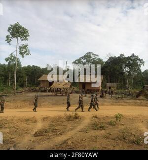 Corps di pattuglia misti Marines durante la missione ONU Untac 1992-1993 Cambogia. La Missione avanzata delle Nazioni Unite in Cambogia (Unamic), l'autorità transitoria delle Nazioni Unite in Cambogia (Untac) e il Centro d'azione per le mine cambogiane (CMAC) sono tre missioni sovrapposte per monitorare la pace dopo la guerra civile. Foto Stock