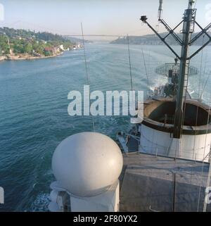Esercizio di partenariato per la pace salvataggio cooperativo 95. HR.MS Jacob van Heemskerck (Hee) Vaart attraverso il Bosforo verso il Mar Nero. Vista dal pre-montante su una delle cupole dell'antenna per la comunicazione satellitare, il camino e il montante posteriore. Sullo sfondo è visibile il ponte Fatih Sultan Mehmet, che collega l'Europa (destra) all'Asia (sinistra). 1. IL SALVATAGGIO COOPERATIVO 95 è stato un esercizio della NATO nel giugno 1995, con i paesi candidati Bulgaria e Romania che successivamente hanno partecipato al Z.G. Programma di partenariato per la pace. La prima parte dell'esercizio anche con la marina bulgara Foto Stock