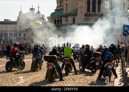 Il fumo derivante dalla combustione degli pneumatici è visto durante il raduno e la sfilata annuale delle moto tradizionali per i motociclisti appassionati a Sofia, Bulgaria, Europa orientale, UE. Aprile 2021. Foto Stock