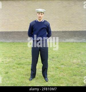 Marinaio più giovane della Royal Navy (km) in tenue con pantaloni neri e maglione. Foto Stock