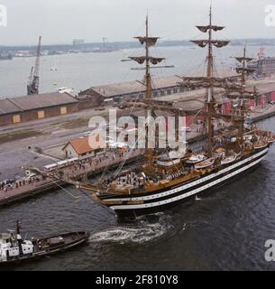 Sail Amsterdam 1985. La nave italiana Amerigo Vespucci è trascinata al suo ormeggio. L'Amerigo Vespuci è una cosiddetta nave da tre volt sporca. Foto Stock