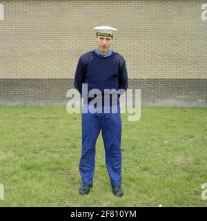Marinaio della marina reale (km) in tuta da lavoro blu con maglione. Foto Stock