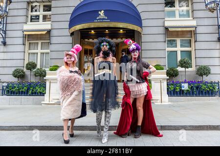 I modelli presentano l'ultima collezione colorata di Pierre Garroudi in una delle mostre di moda in flash mob di specialità dello stilista nel centro di Londra.