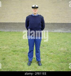 Marinaio femminile della marina reale (km) in tuta da lavoro blu con maglione. Foto Stock