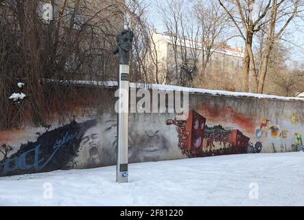 Una scultura di busto del leggendario musicista americano Frank Zappa a Vilnius, Lituania. Il monumento ha aperto nel 1995. Foto Stock