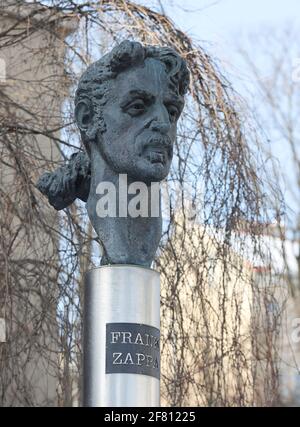 Una scultura di busto del leggendario musicista americano Frank Zappa a Vilnius, Lituania. Il monumento ha aperto nel 1995. Foto Stock