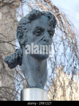 Una scultura di busto del leggendario musicista americano Frank Zappa a Vilnius, Lituania. Il monumento ha aperto nel 1995. Foto Stock