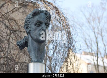 Una scultura di busto del leggendario musicista americano Frank Zappa a Vilnius, Lituania. Il monumento ha aperto nel 1995. Foto Stock