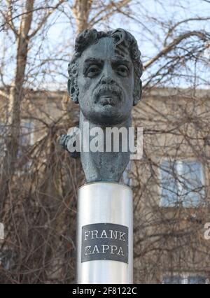 Una scultura di busto del leggendario musicista americano Frank Zappa a Vilnius, Lituania. Il monumento ha aperto nel 1995. Foto Stock