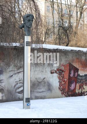 Una scultura di busto del leggendario musicista americano Frank Zappa a Vilnius, Lituania. Il monumento ha aperto nel 1995. Foto Stock