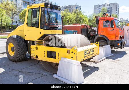 Samara, Russia - 13 maggio 2017: Rullo stradale alla costruzione di nuova strada in estate giorno di sole Foto Stock