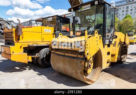 Samara, Russia - 13 maggio 2017: I rulli stradali lavorano alla costruzione di nuove strade in estate soleggiato giorno Foto Stock